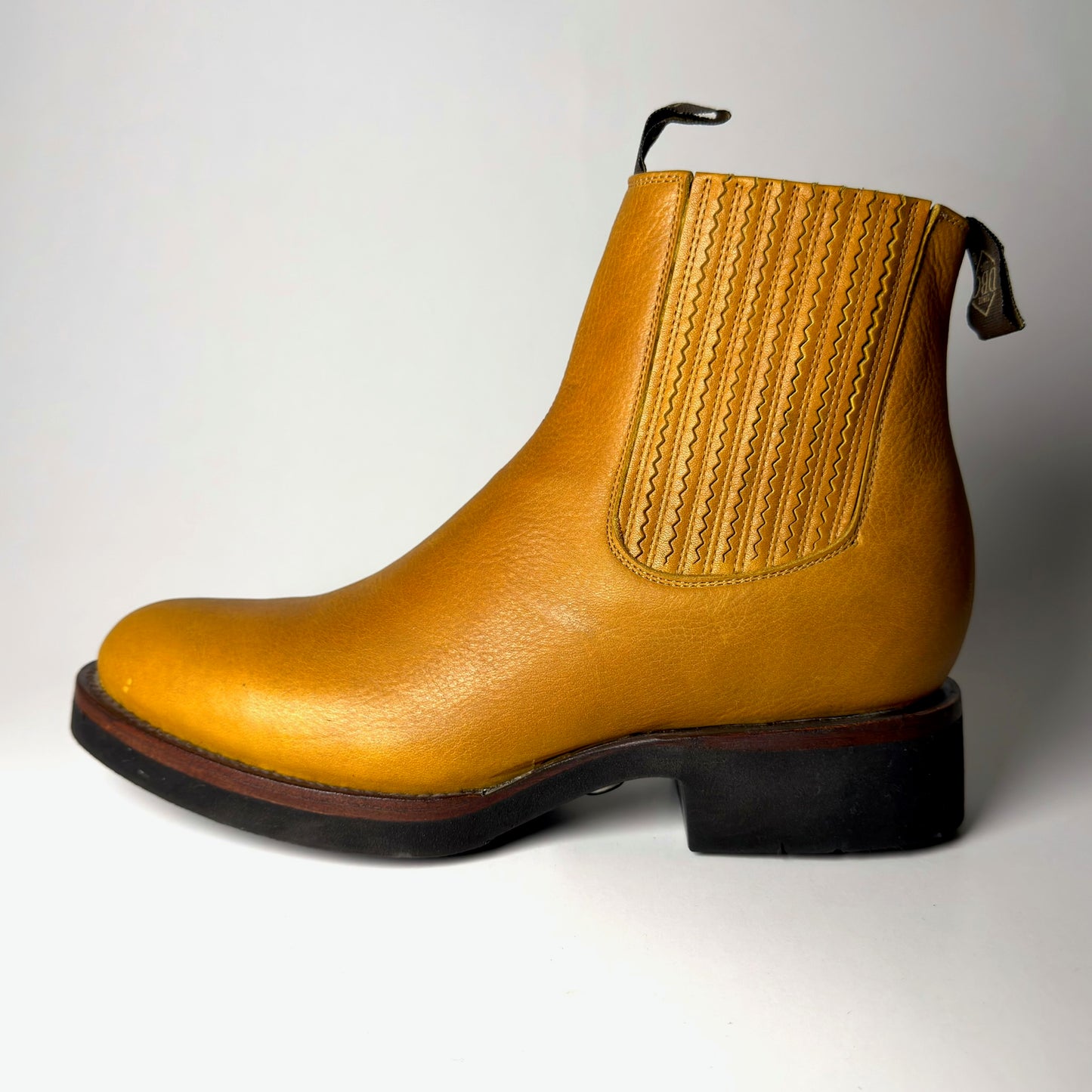 BOTIN CHARRO DESIERTO BAYO SUELA POLIURETANO (CORCHO)